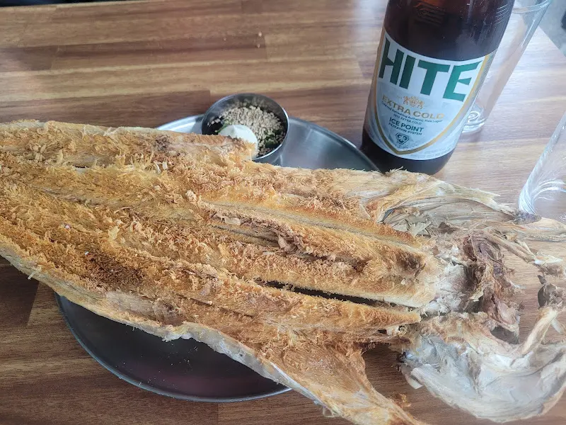 윤기가 흐르는 황태구이와 맥주