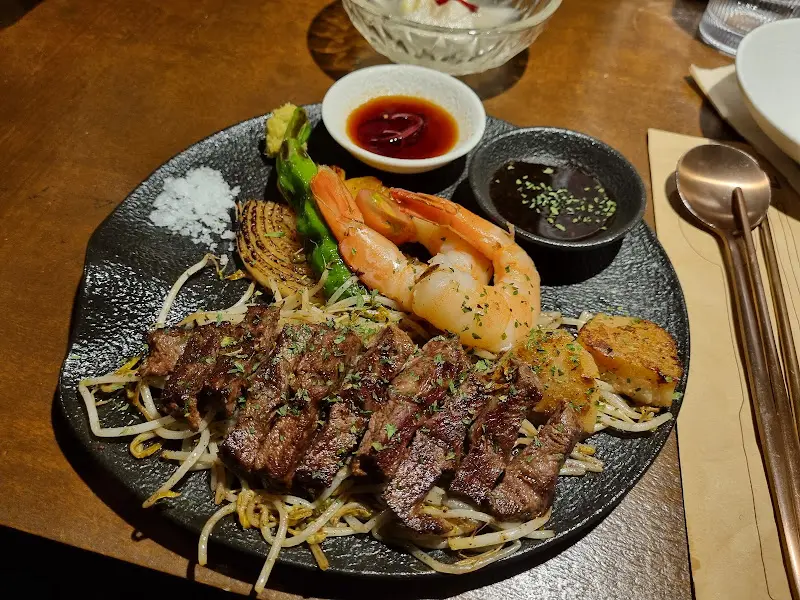 스테이크와 해산물 철판요리