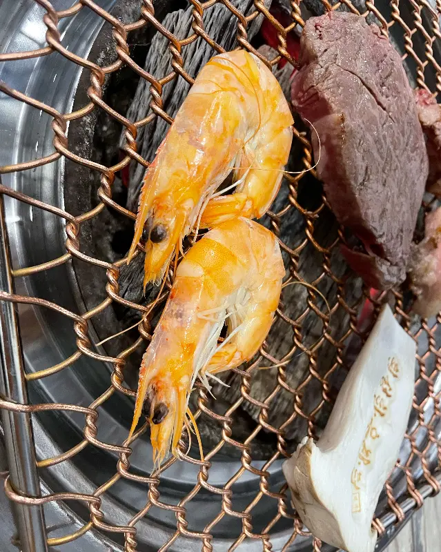 숯불 위에 익어가는 새우와 버섯