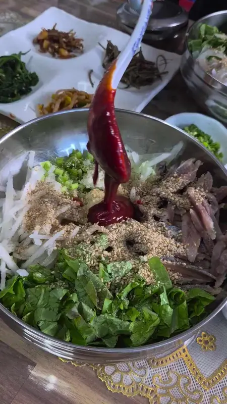 꽁치물회 비빔장 투하 장면