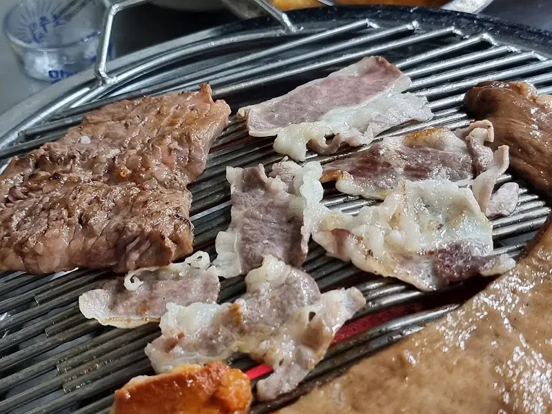 숯불 위에서 익어가는 차돌박이와 돼지껍질