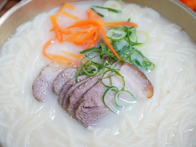 고기국수의 뽀얀 국물과 흑돼지 고명