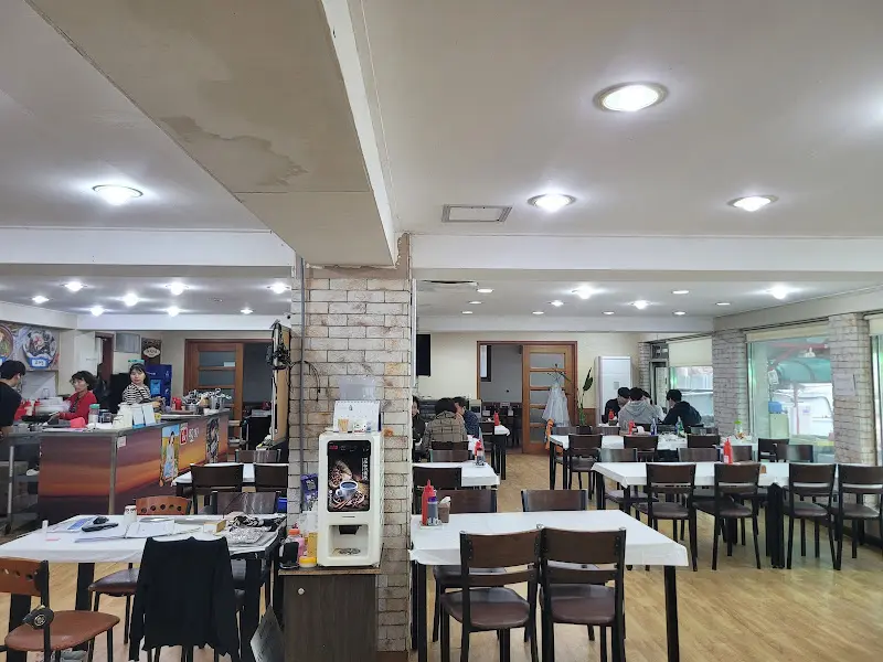 넓고 깔끔한 실내