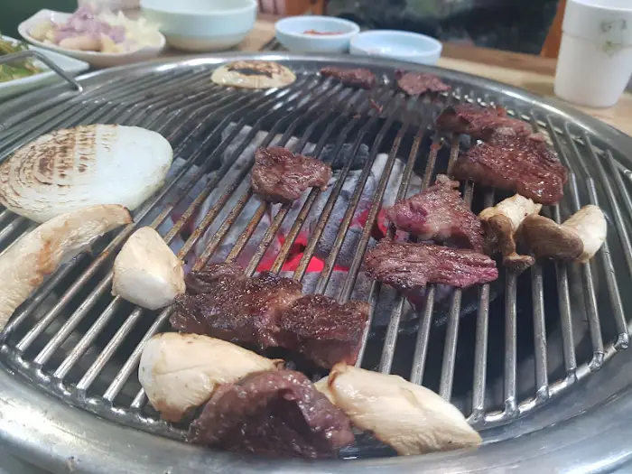 숯불 위에서 익어가는 돼지갈비