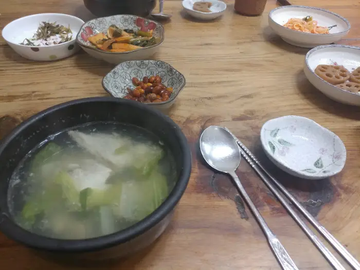 고려횟집 내부 테이블 세팅