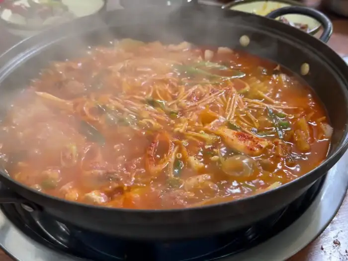 보글보글 끓는 찌개