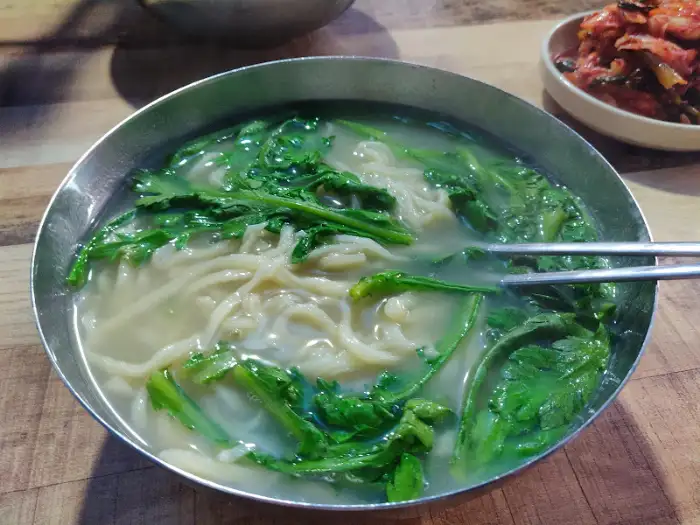 따뜻한 국물의 칼국수 한 그릇