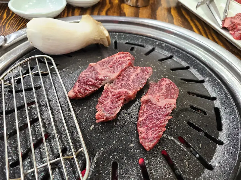 숯불 위에서 익어가는 삼겹살