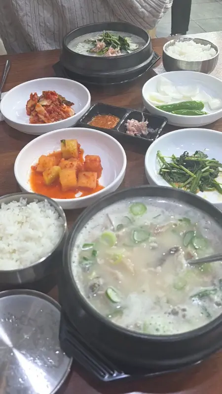 푸짐한 순대국밥 한 상 차림