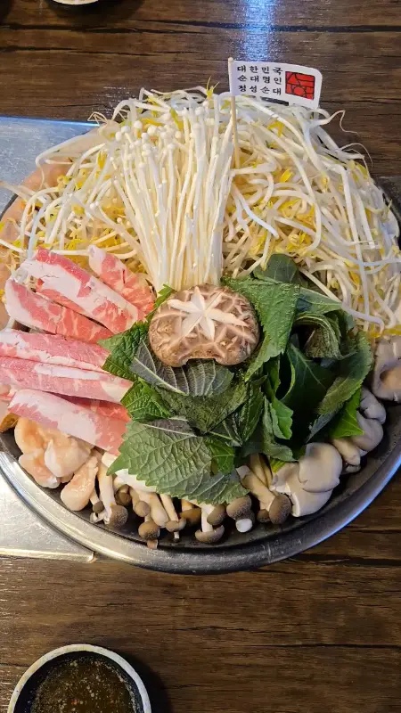 끓기 시작하는 한우곱창순대전골