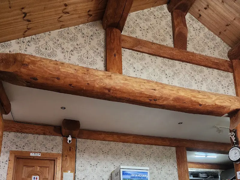 나무로 지어진 OOO 내부