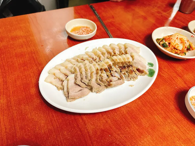 윤기가 자르르 흐르는 수육