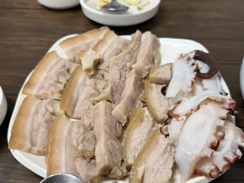 윤기가 좔좔 흐르는 수육&문어