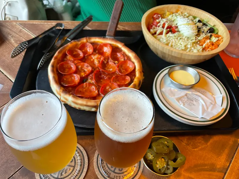 페퍼로니 시카고 피자와 맥주