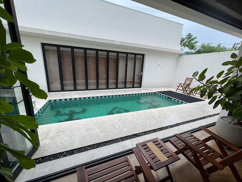 수영장이 보이는 내부