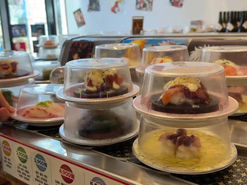 회전 레일 위 초밥들 근접 촬영