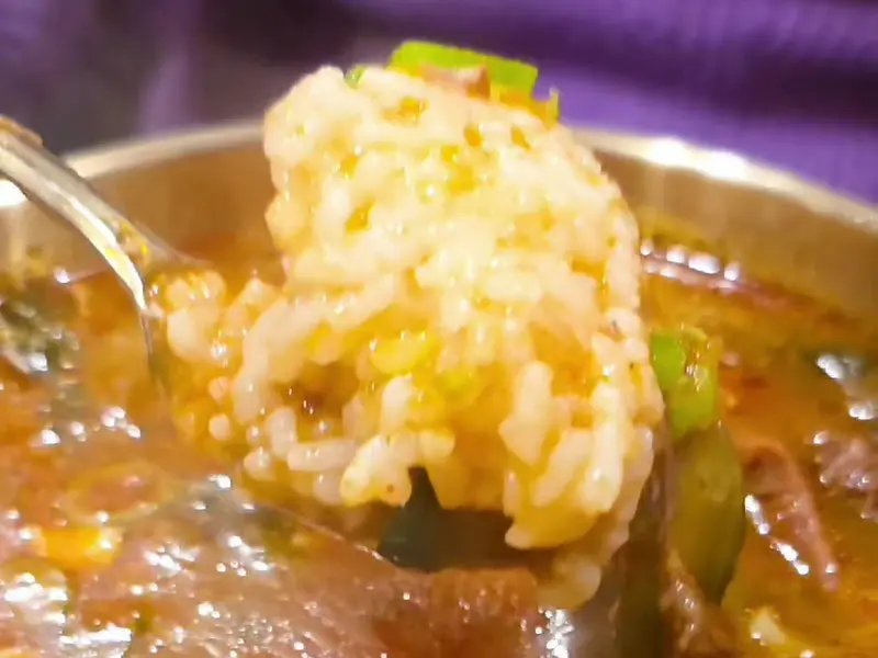 얼큰국밥에 밥을 말아먹는 모습