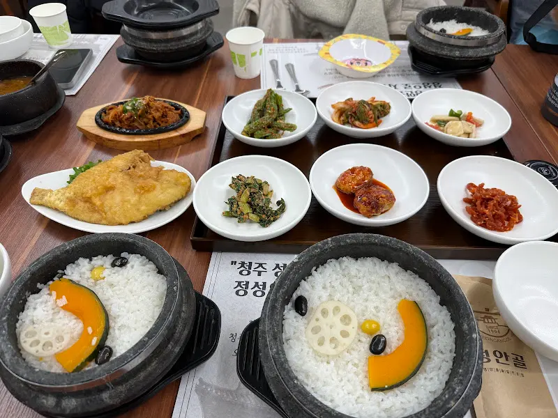 돌솥밥과 다양한 반찬들로 가득한 한 상