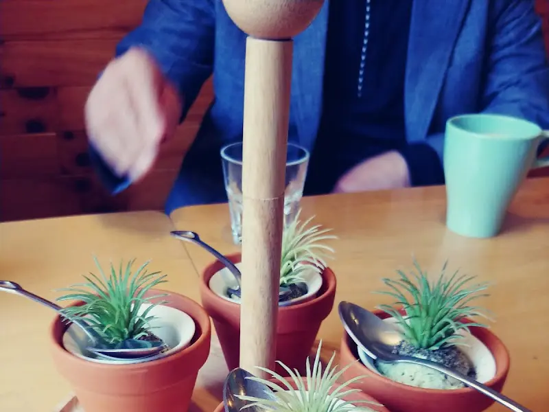 앙증맞은 화분 모양의 아이스크림 디저트