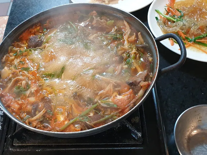 보글보글 끓는 능이버섯전골