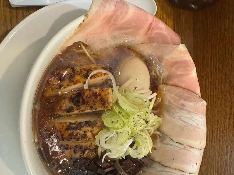 푸짐한 토핑이 올라간 라멘