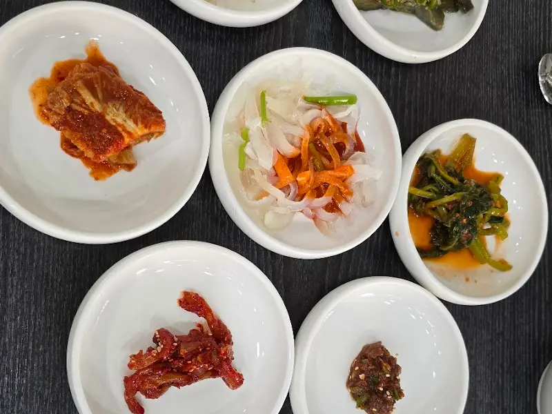 정갈하게 담겨 나온 밑반찬들