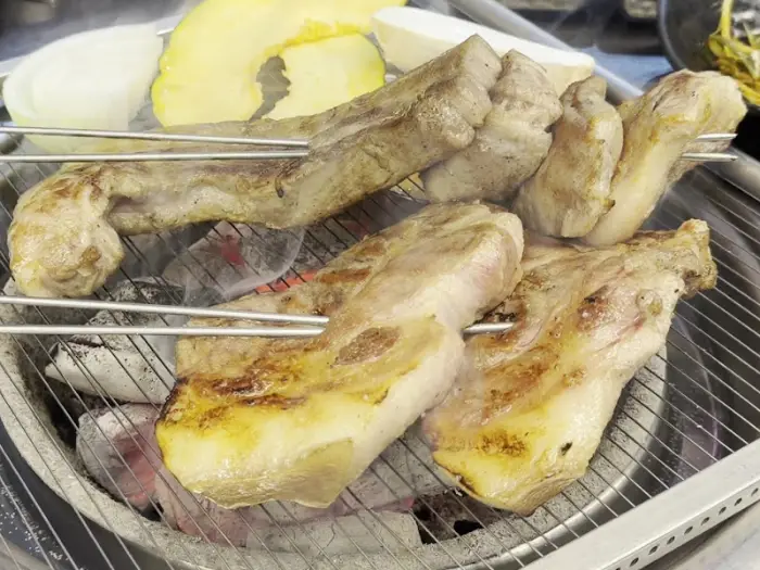숯불 위에서 구워지는 흑돼지