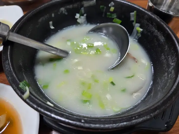 진한 국물의 소머리국밥