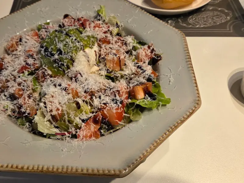 신선한 채소와 치즈가 듬뿍 올려진 샐러드