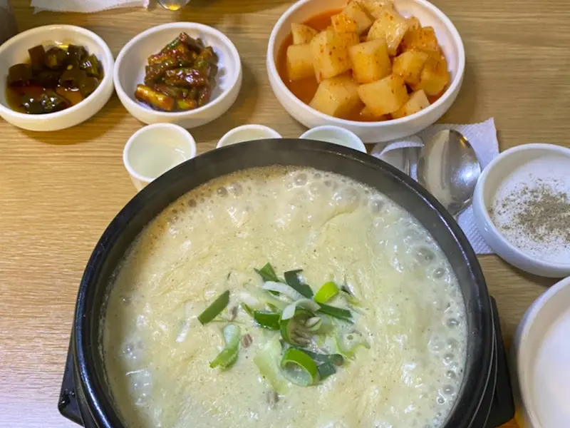 삼계탕과 곁들임 반찬