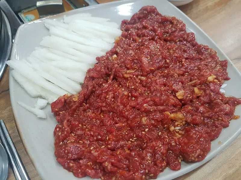 달콤한 양념이 일품인 육회