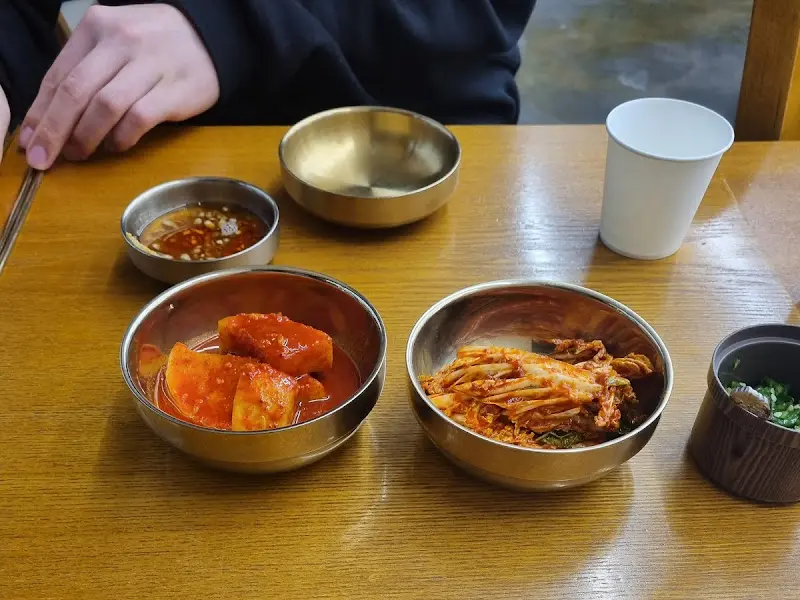 잘 익은 깍두기와 김치가 담긴 스테인리스 그릇