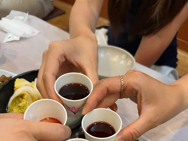 머루주를 들고 건배하는 모습