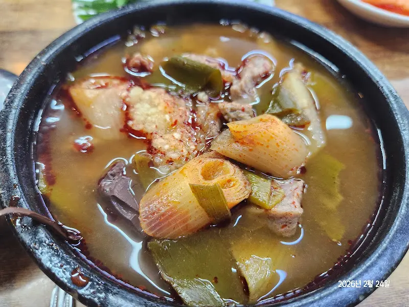 푸짐한 건더기가 인상적인 따로국밥