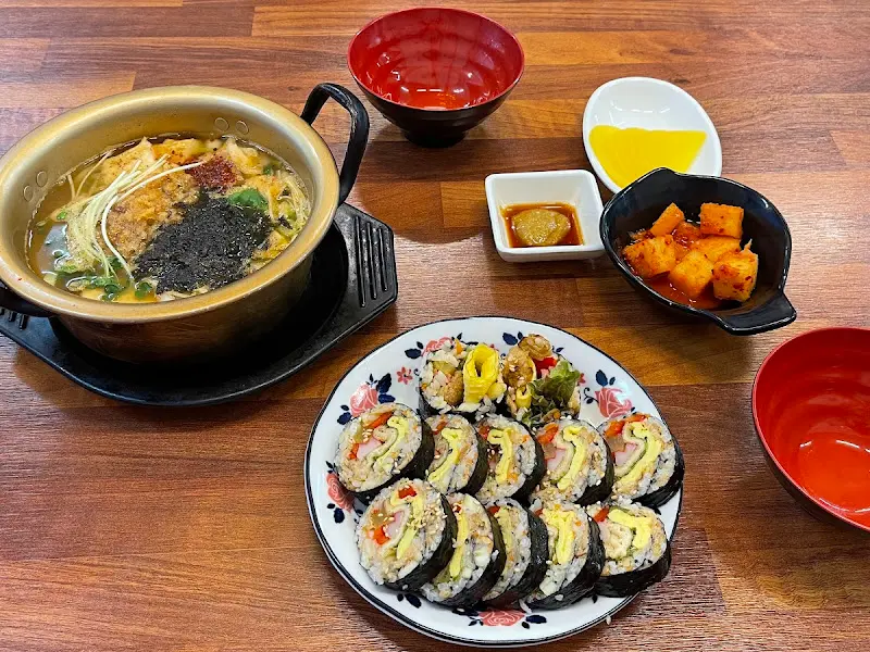 남원옛날우동의 우동과 유부김밥 한 상 차림