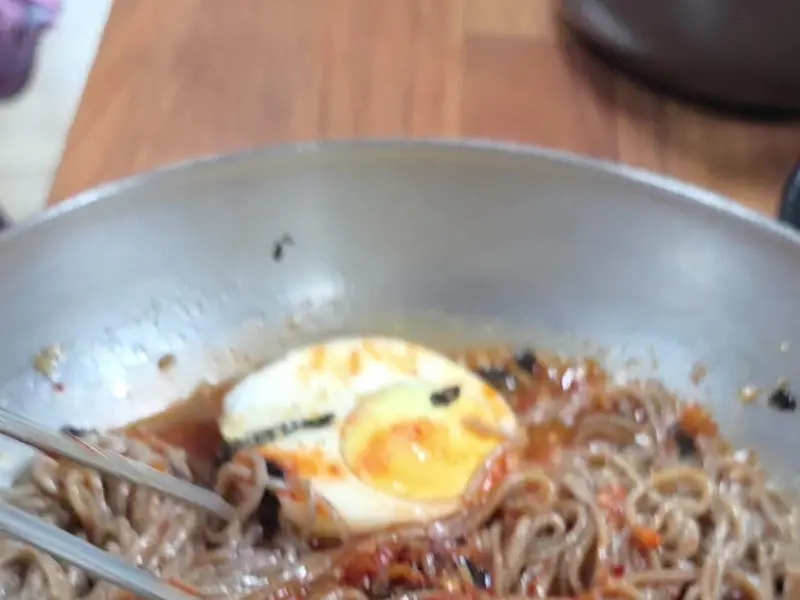 막국수 위에 올려진 반숙 계란. 먹음직스러운 비주얼이 눈길을 사로잡는다.