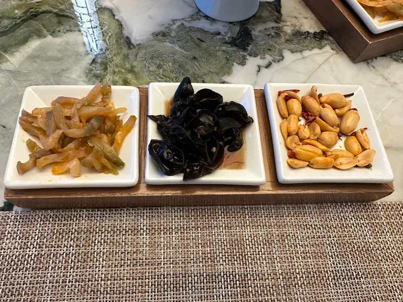 정갈하게 담겨 나온 짜샤이