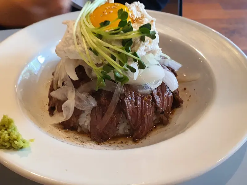 스테이크 덮밥 비주얼