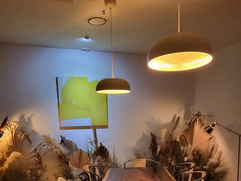 따뜻한 조명 아래 편안한 분위기를 즐길 수 있는 바비레드 내부