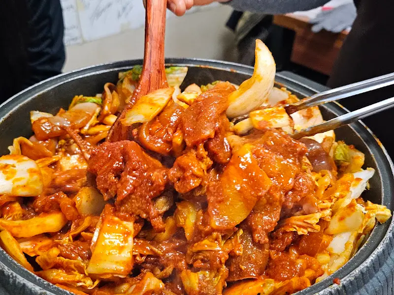 도암식당 오삼불고기 볶는 모습