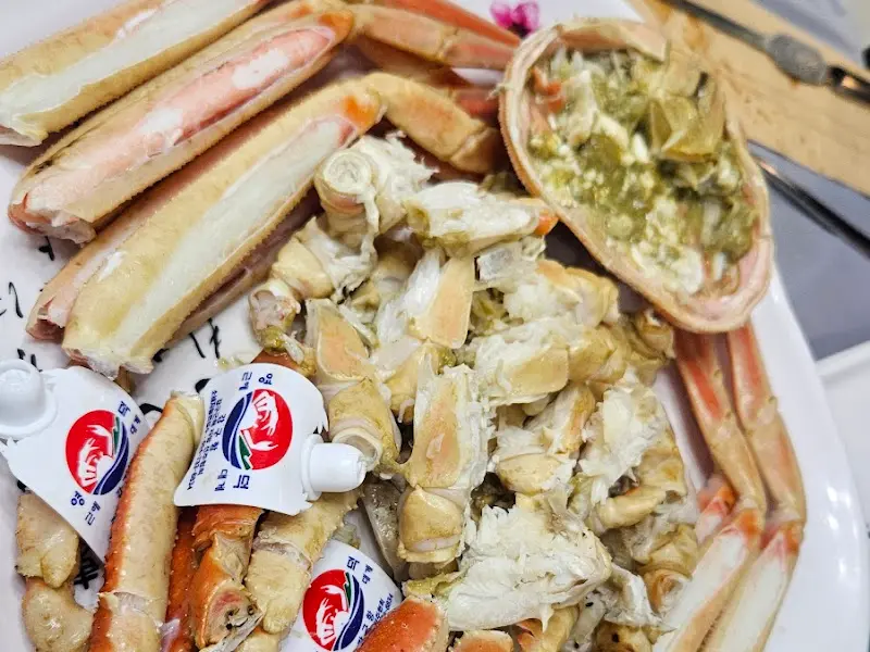 푸짐하게 차려진 대게 한 상