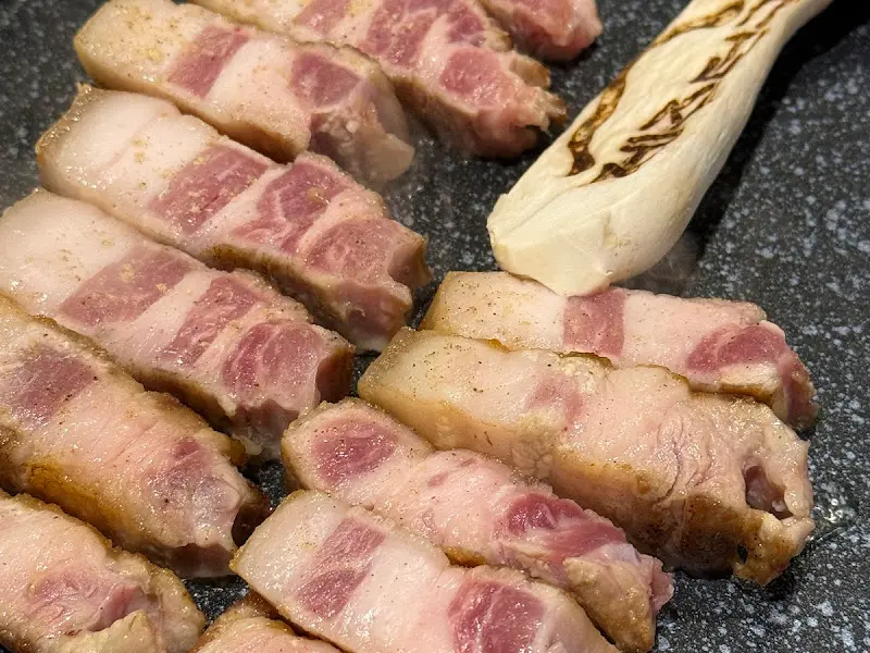 잘 구워진 오겹살과 새송이버섯