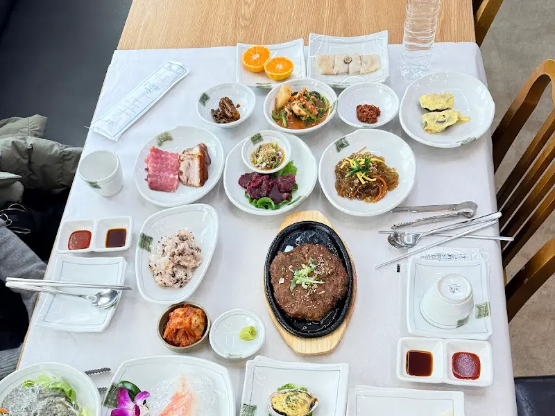 다강한정식 한 상 가득 차려진 음식