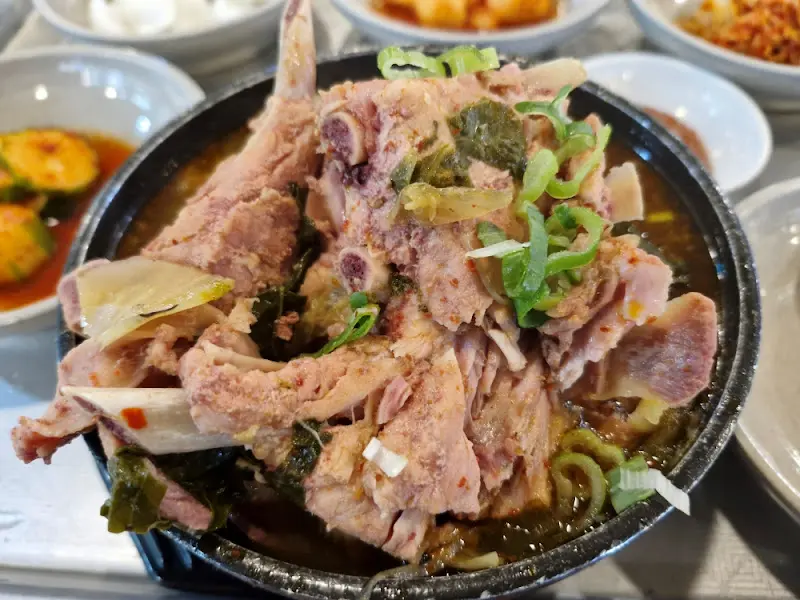 푸짐하게 담겨 나온 뼈다귀해장국의 모습