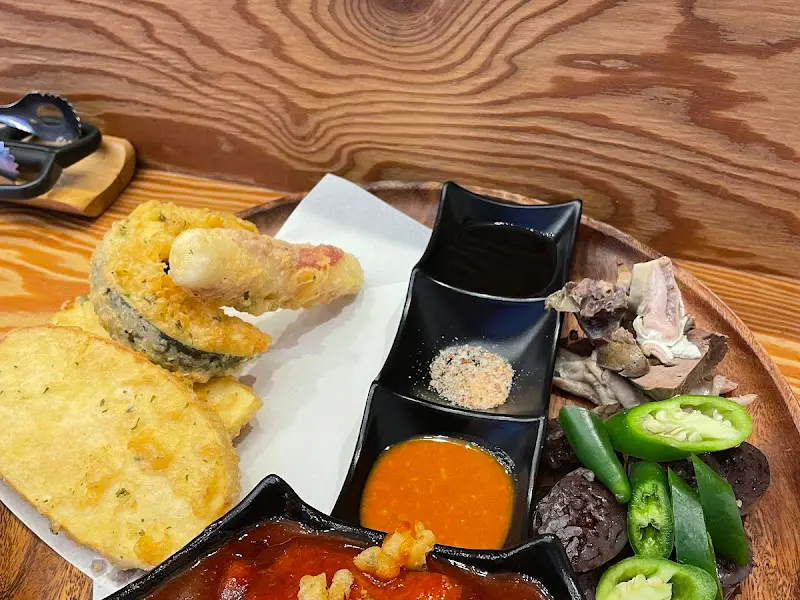 다양한 튀김과 소스