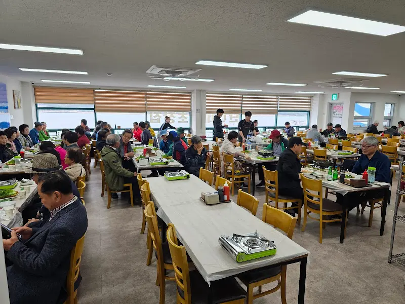 넓은 식당 내부