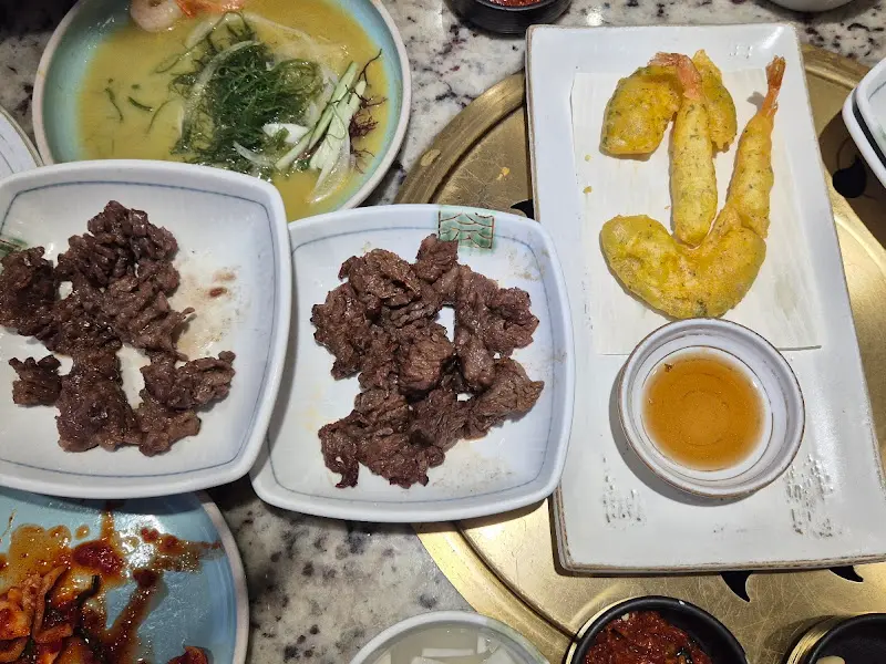 다양한 밑반찬과 구워져 나온 고기