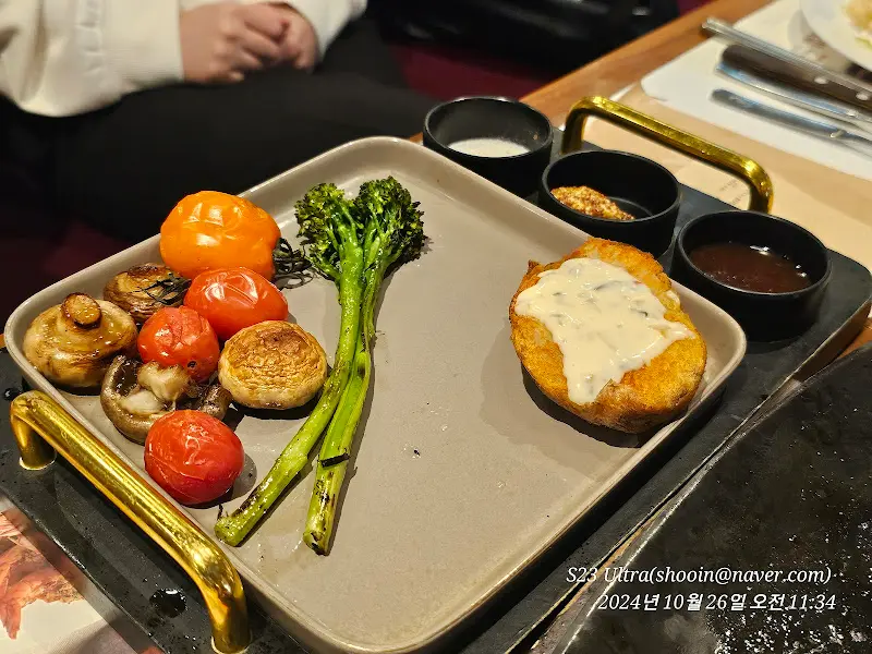 스테이크와 구운 채소