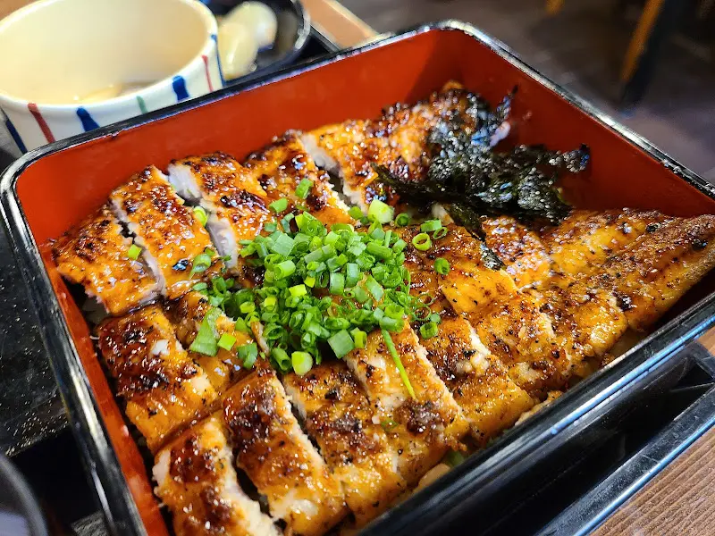 윤기가 좔좔 흐르는 장어 덮밥