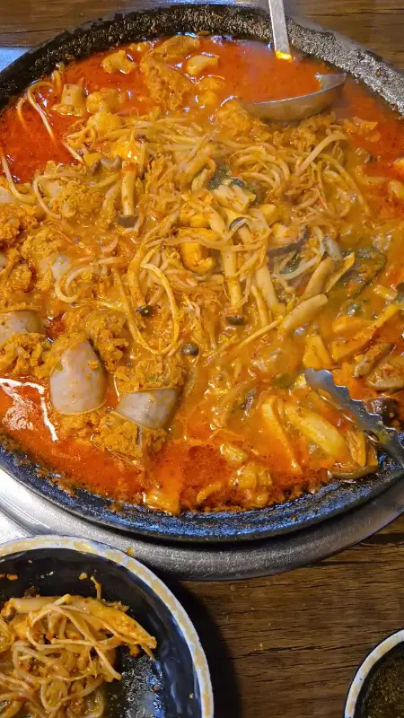 한 숟갈 크게 떠서 맛보는 한우곱창순대전골